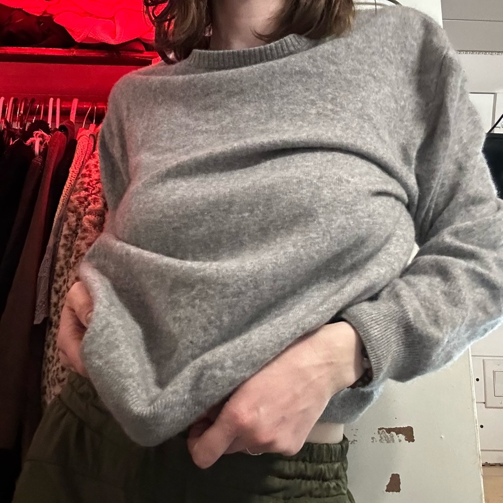 100% crew neck cashmere sweater